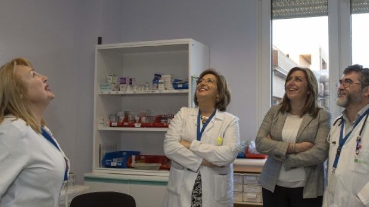 La presidenta andaluza, Susana Díaz, en una visita a un hospital público.