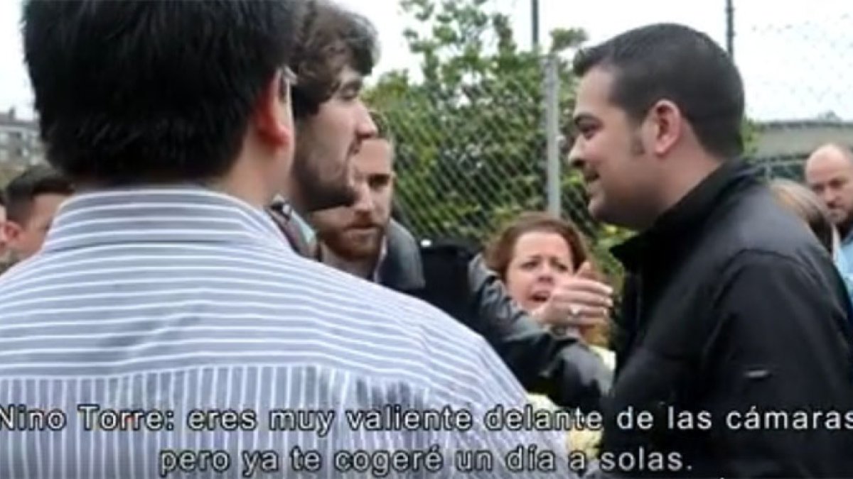 Nino Torre en el momento en que se encara a un estudiante y le dice que ya le cogerá