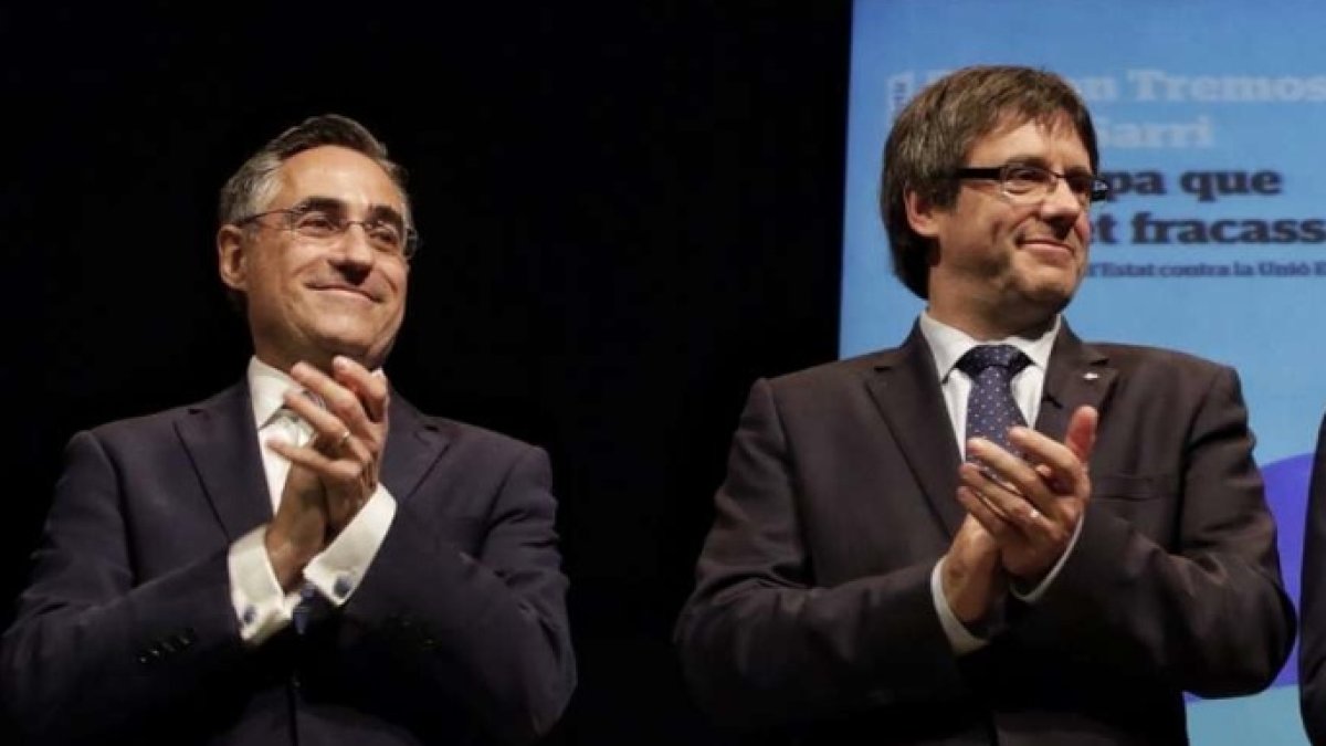 El presidente de la Generalitat, Carles Puidemont. A su izquierda el eurodiputado Ramón Tremosa.