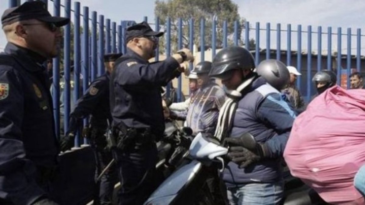 Agentes de la Policía Nacional en la frontera de Melilla y Marruecos.