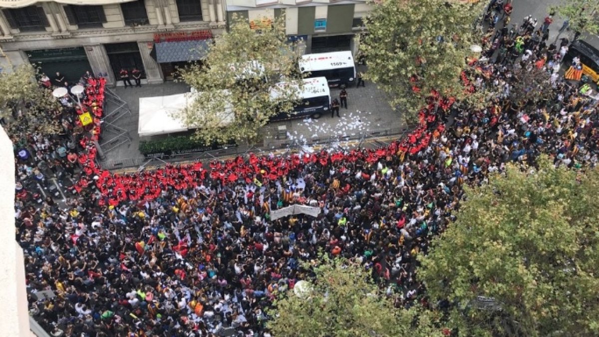 La sede del PP en Barcelona, asediada por los radicales independentistas.