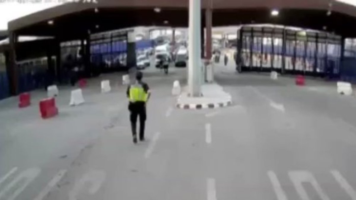 Momento en el que la Policía detiene al agresor del cuchillo.