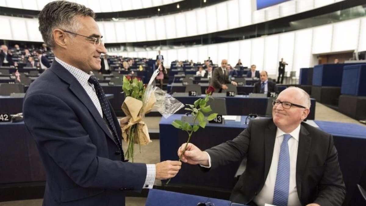 El eurodiputado del PDeCAT Ramón Tremosa repartiendo claveles.