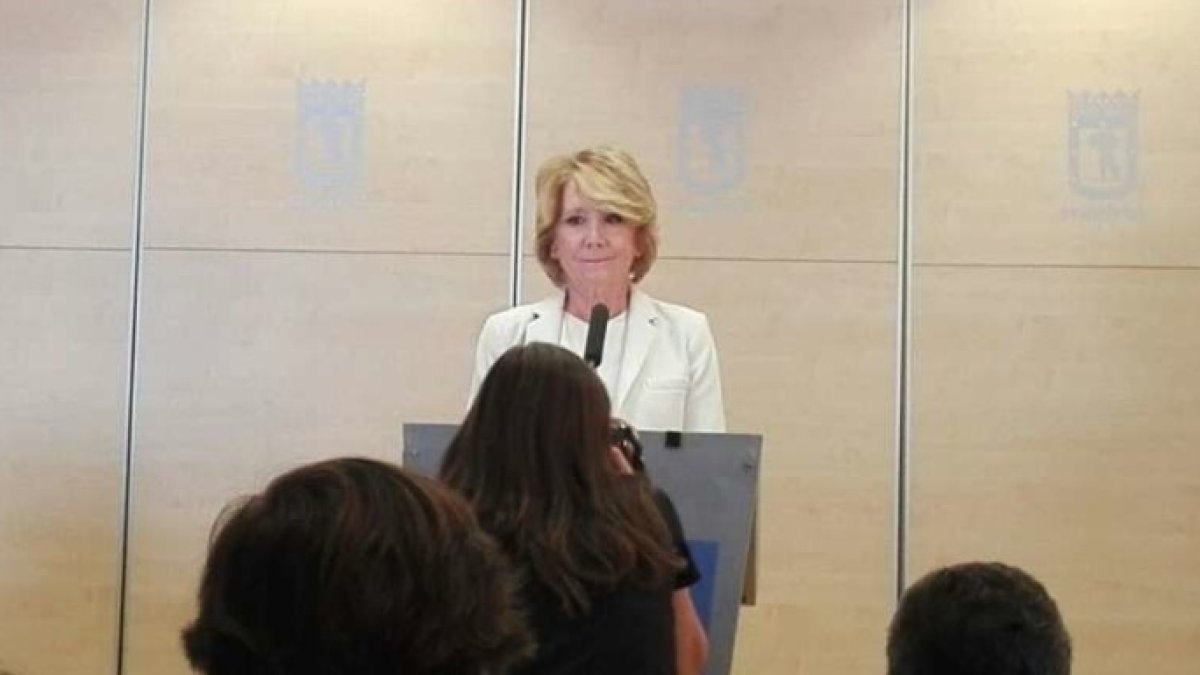 Aguirre, este lunes, en el momento de anunciar su dimisión como concejal.