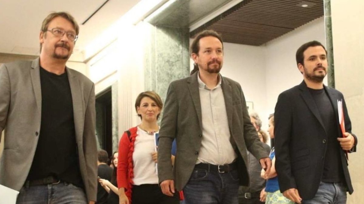 Pablo Iglesias, entre Xabier Domenech y Alberto Garzón.
