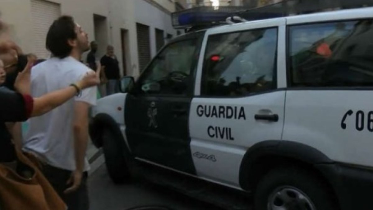 Independentistas acosan a la Guardia Civil este lunes en Calella.