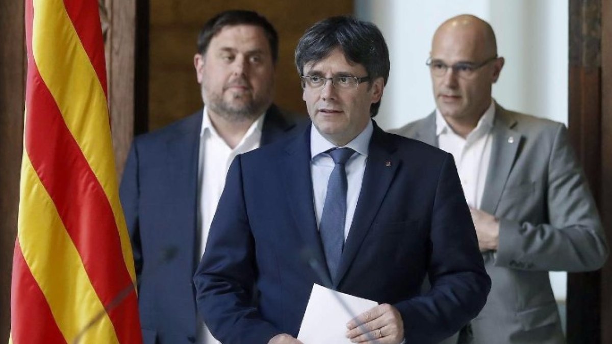 Puigdemont flanqueado por Junqueras y Romeva.