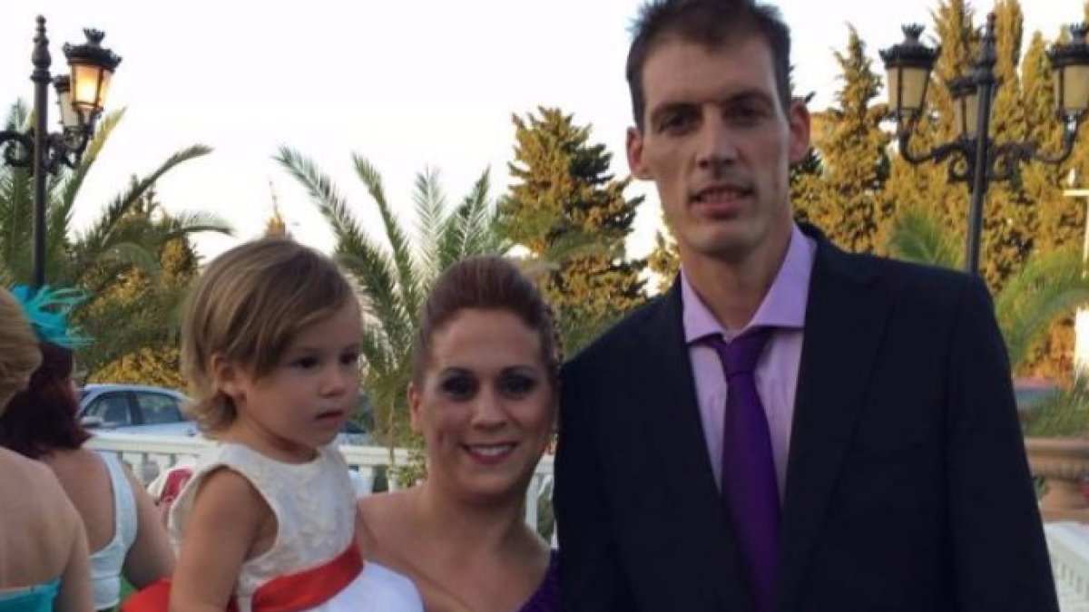 Hallan muerta a la niña de 3 años que desapareció cuando cenaba con sus padres