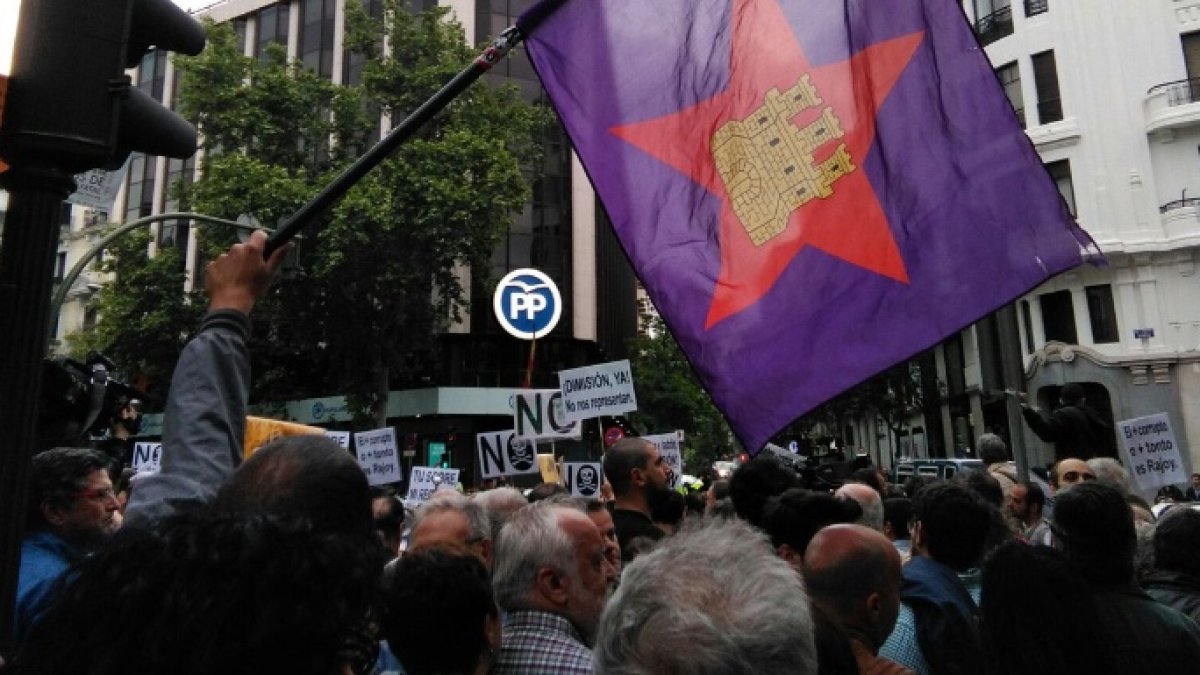 Cacerolada frente a la sede del PP.