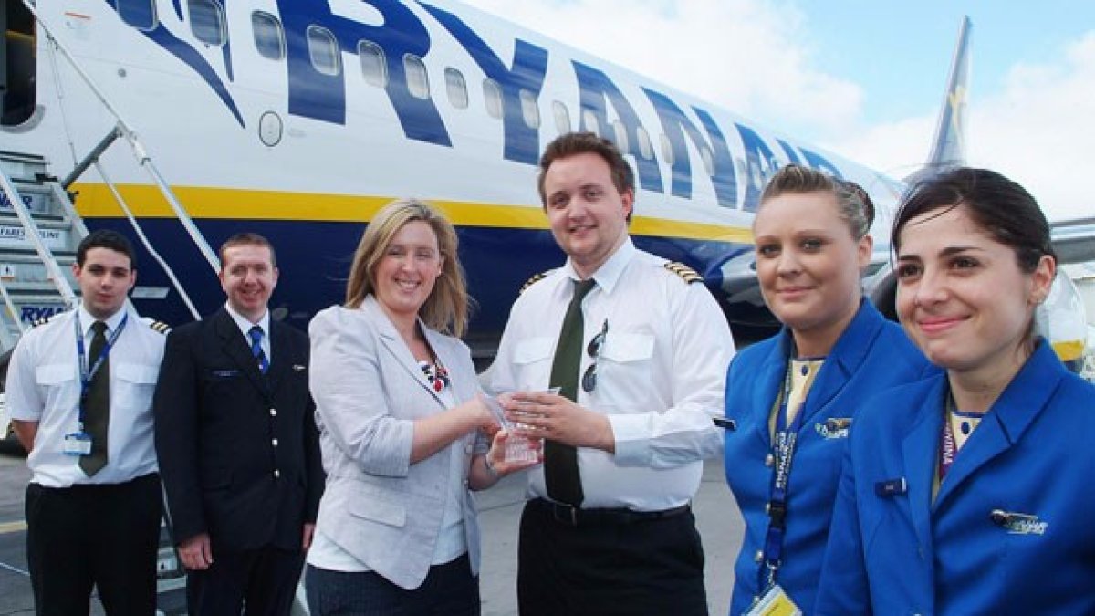 Ryanair ofrece empleo en Valencia y Alicante. Contrato de 3 años para azafato/a