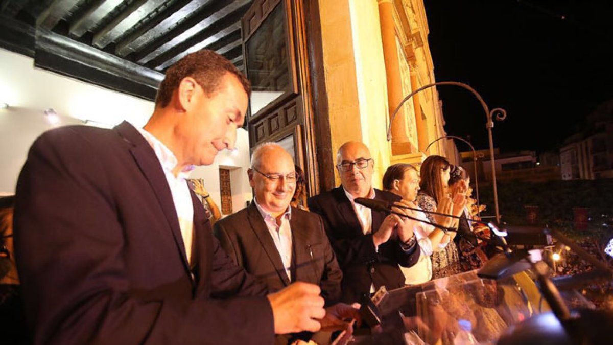 El alcalde Carlos González junto a Francis Mójica.