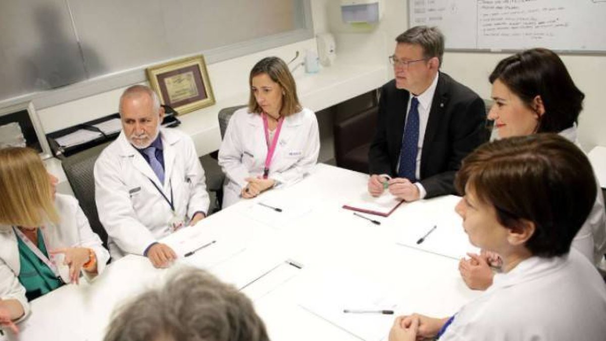 Puig diagnostica a la sanidad valenciana en la unidad de “quemados” de La Fe