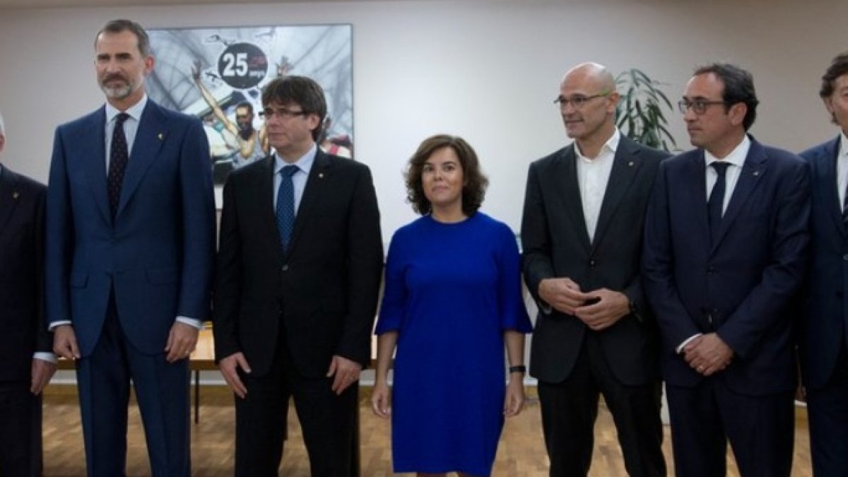 Puigdemont, flanqueado por el Rey y la vicepresidenta.