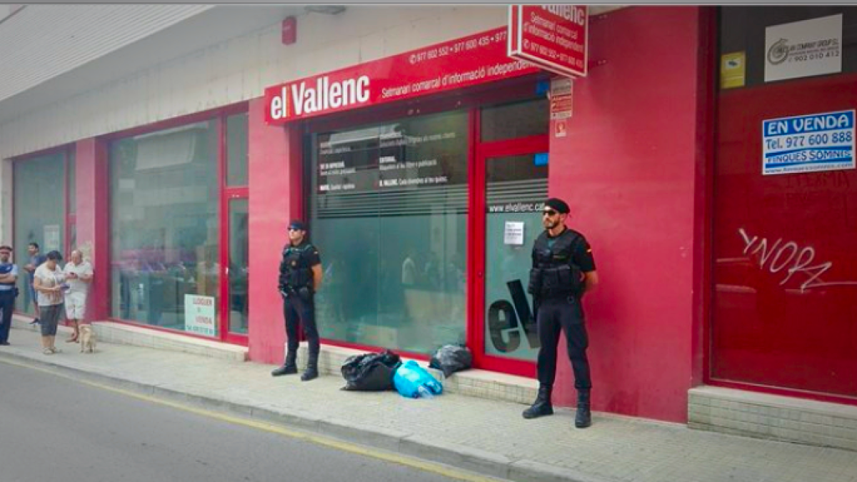 La Guardia Civil, a la entrada del semanario catalán.