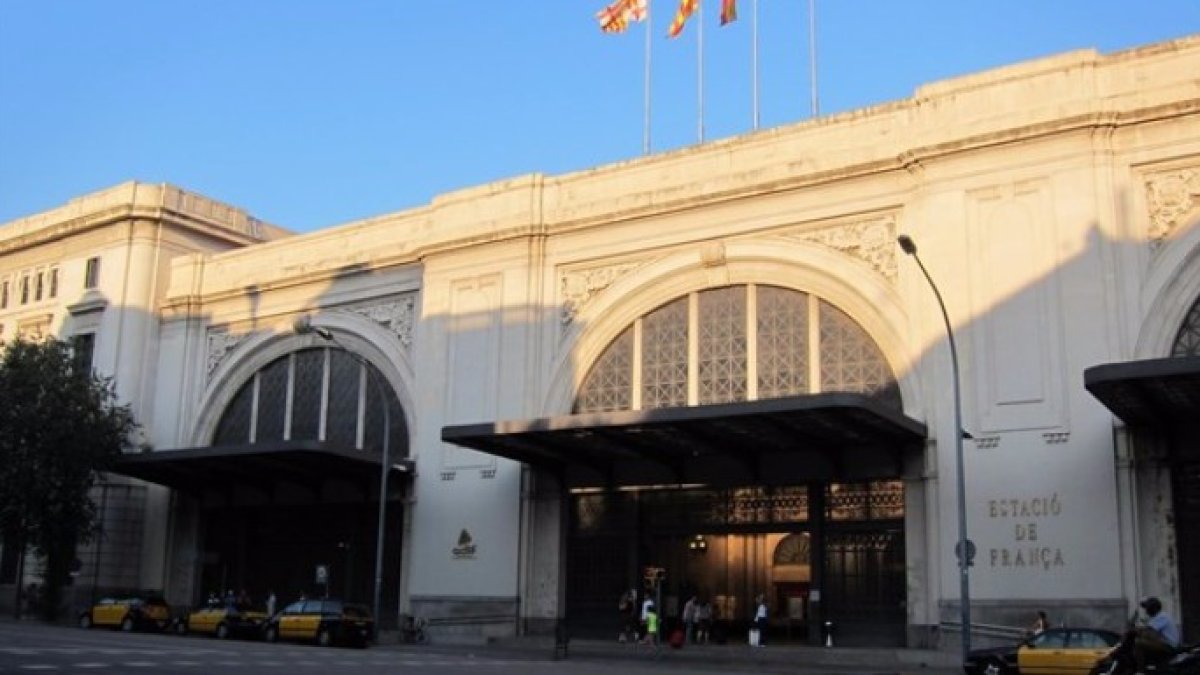 40 heridos, uno grave, al chocar un cercanías en la estación de Barcelona