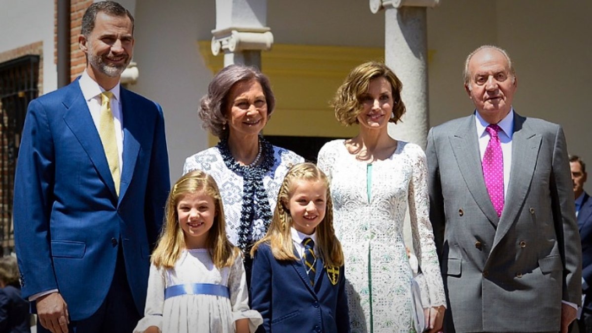 Imagen reciente de los Reyes, sus hijas y los Reyes eméritos.