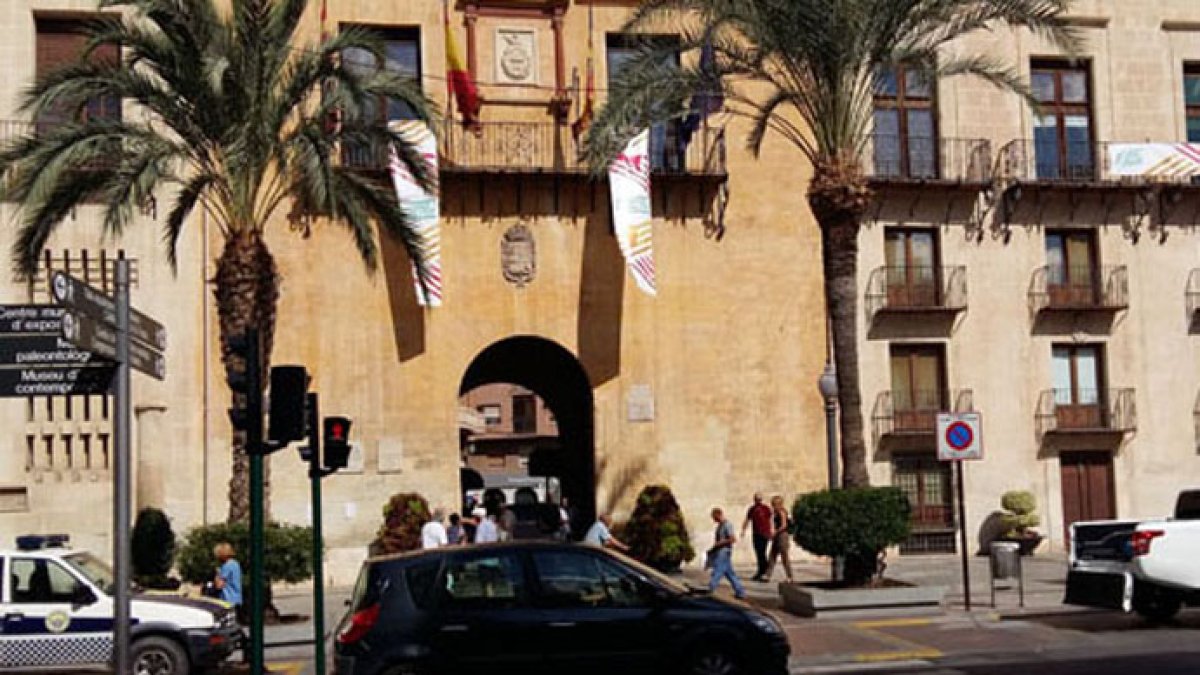 Imagen de la fachada del Ayuntamiento de Elche.