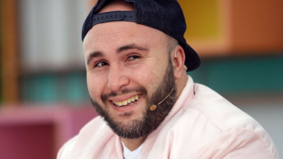 La imagen del DJ hecha pedazos