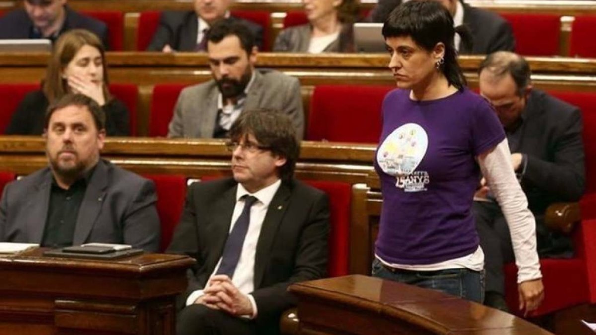 Junqueras y Puigdemont. De pie, Anna Gabriel (CUP)