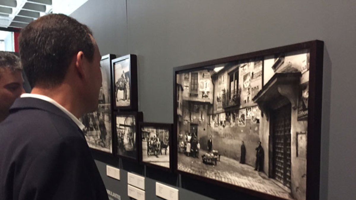 El alcalde de Elche, Carlos González, visita la exposición.