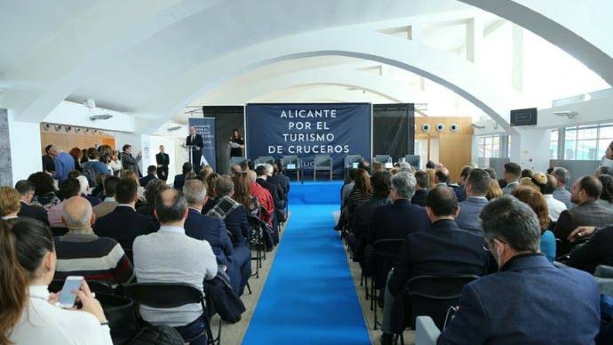 Un momento de la primera jornada sobre cruceros celebrada este jueves en Alicante.