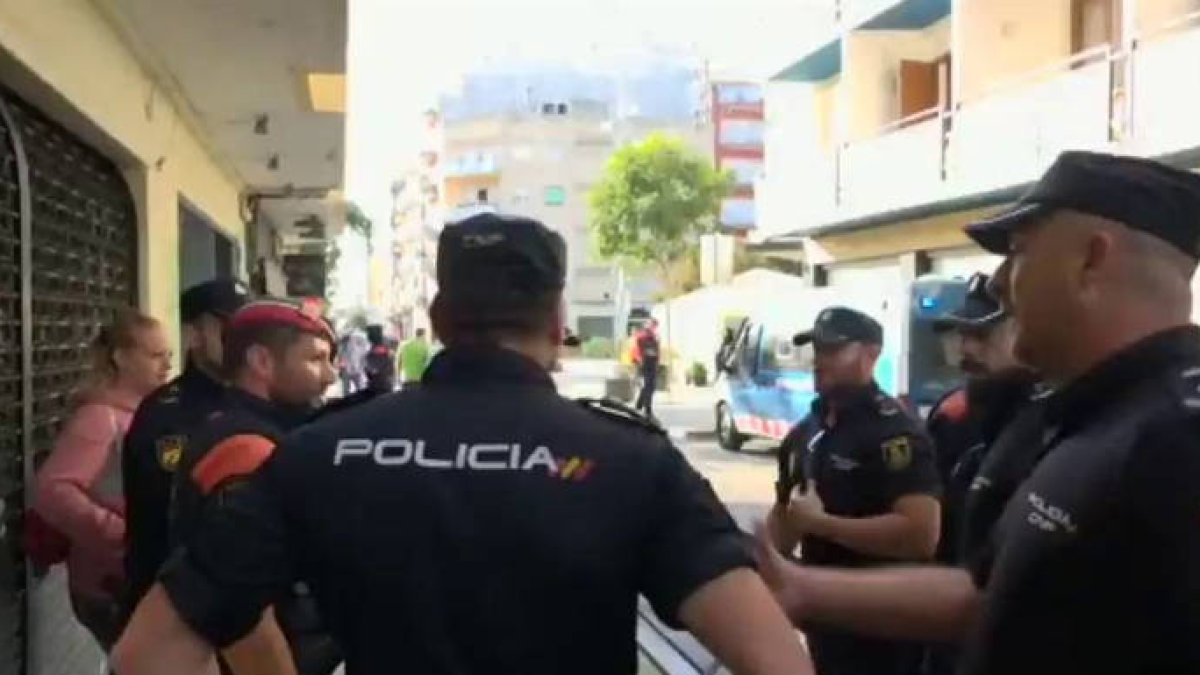 Mossos y policías conversan en una de las localidades de Barcelona en la que los agentes fueron expulsados de sus hoteles.