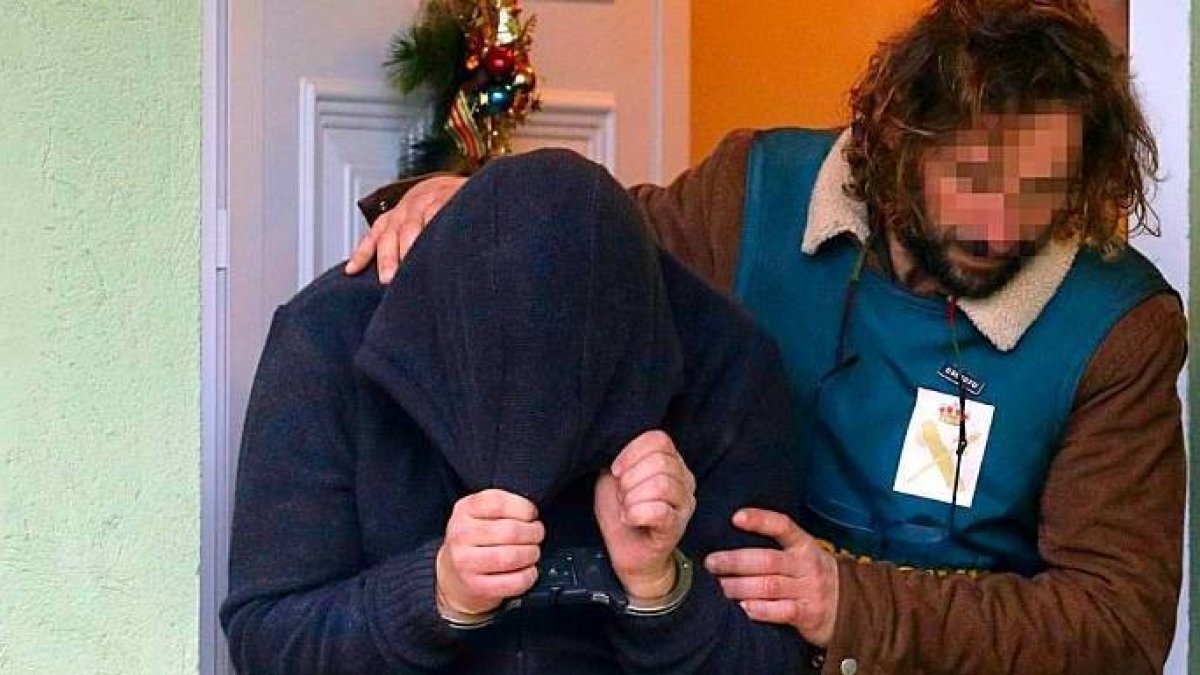 El presunto asesino sale de su vivienda, tras el registro.