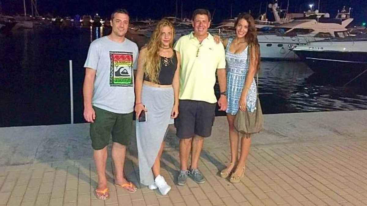 Juan Carlos Quer, junto a su hijas.