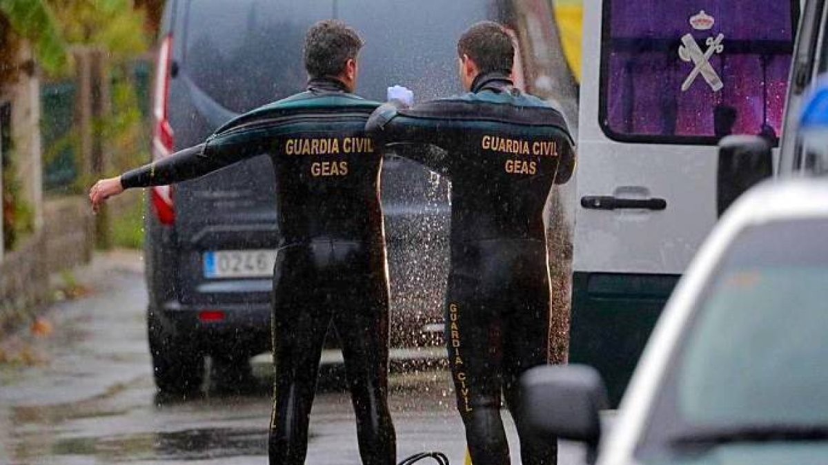 Agentes de la Guardia Civil cuando hallaron el cuerpo de Diana Quer.