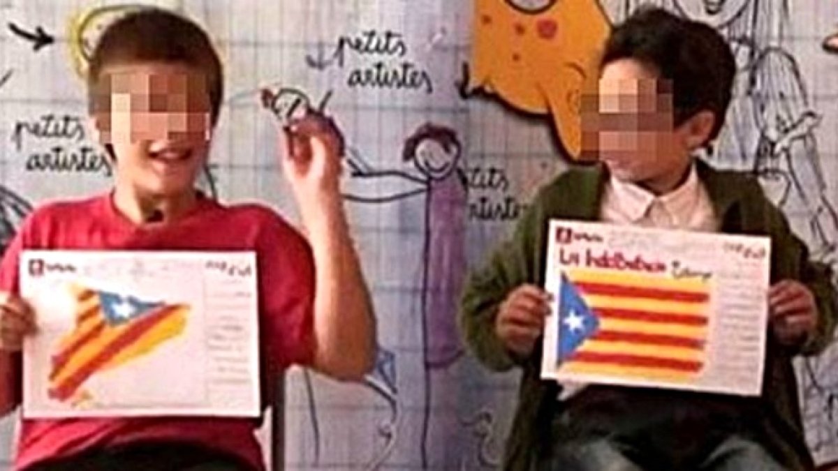 Niños sosteniendo mapas independentistas en una escuela catalana.