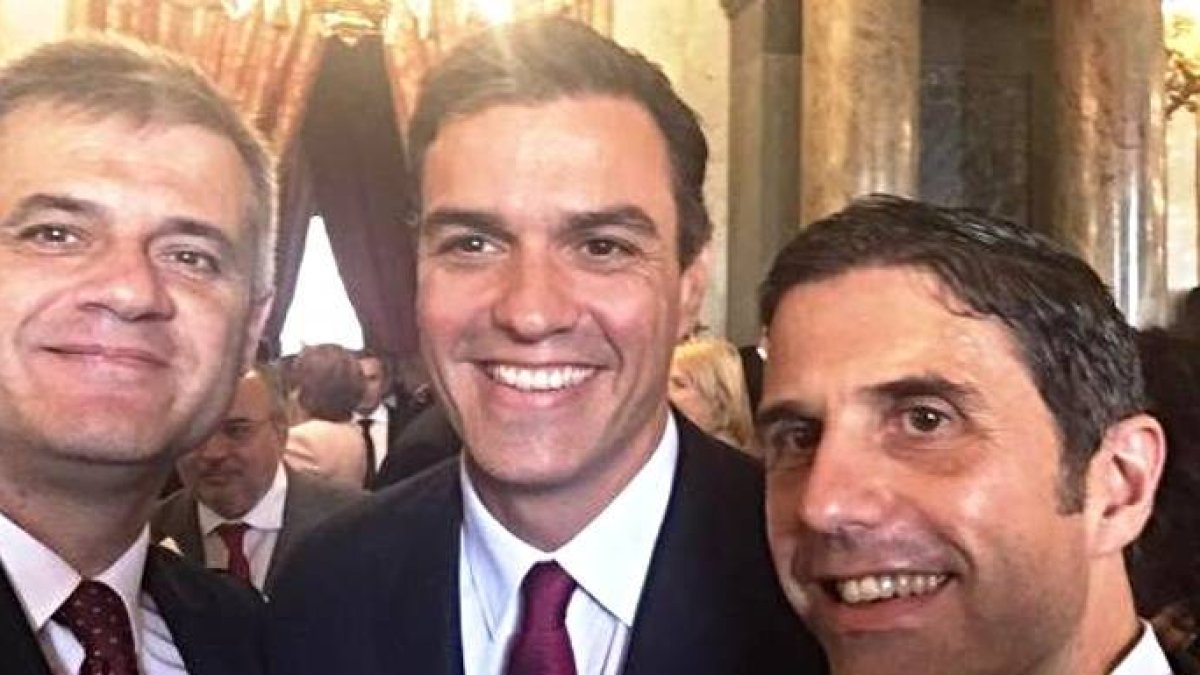 Javier Rodríguez Palacios (derecha) junto a Pedro Sánchez en un acto hace tres años