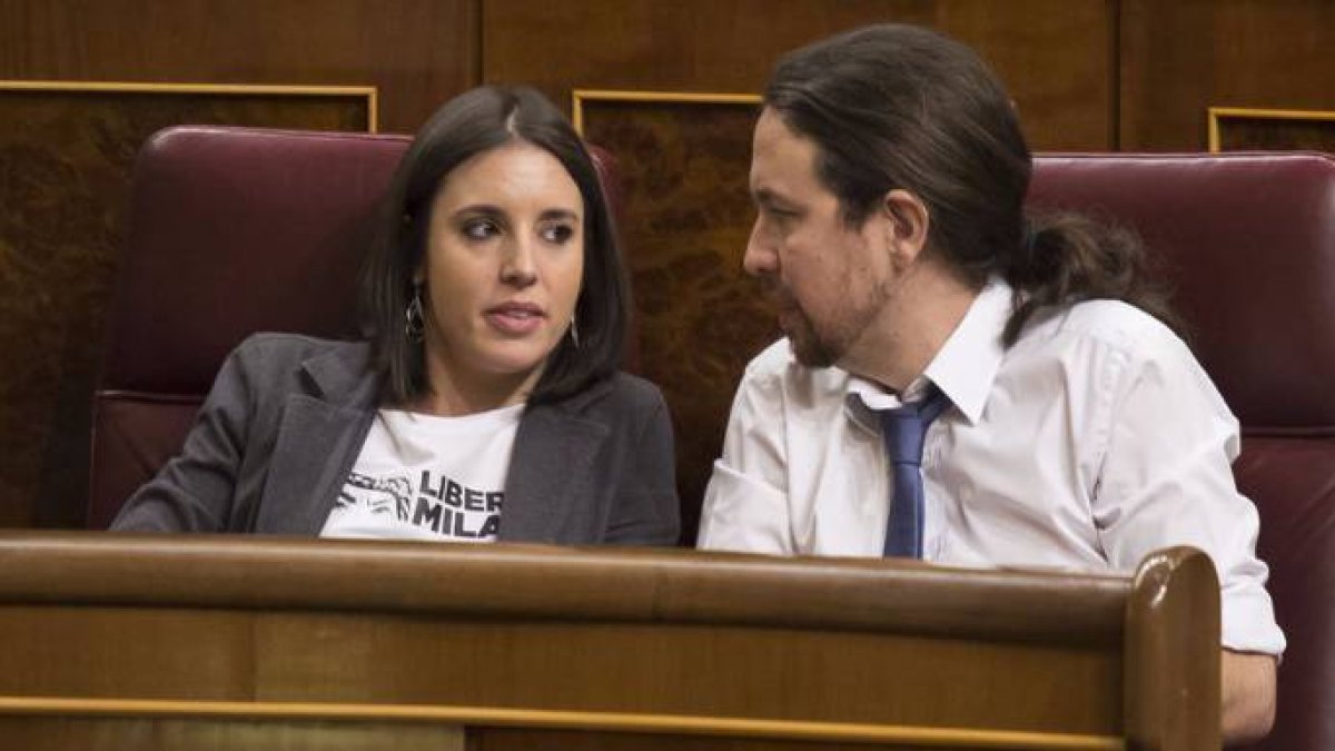 Pablo Iglesias e Irene Montero en sus escaños.