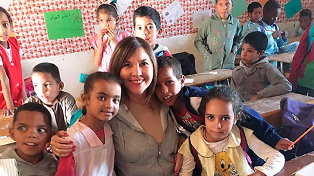 La diputada provincial Mercedes Alonso con los niños saharahuis.