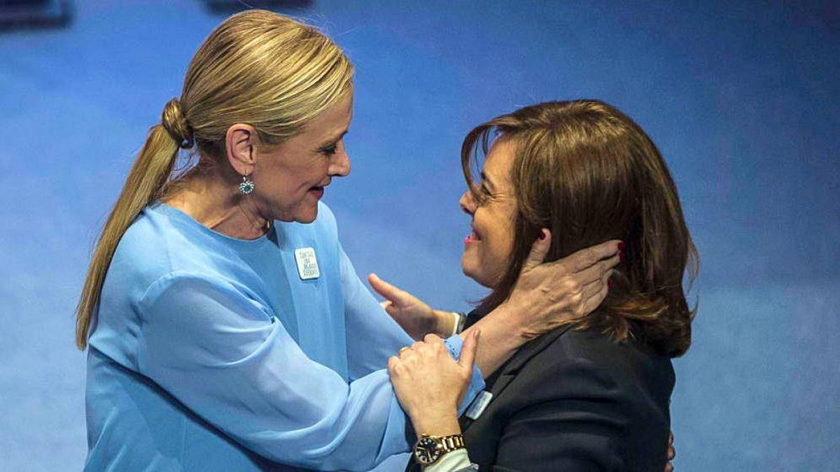 Cristina Cifuentes y Soraya Sáenz de Santamaría, durante un acto.