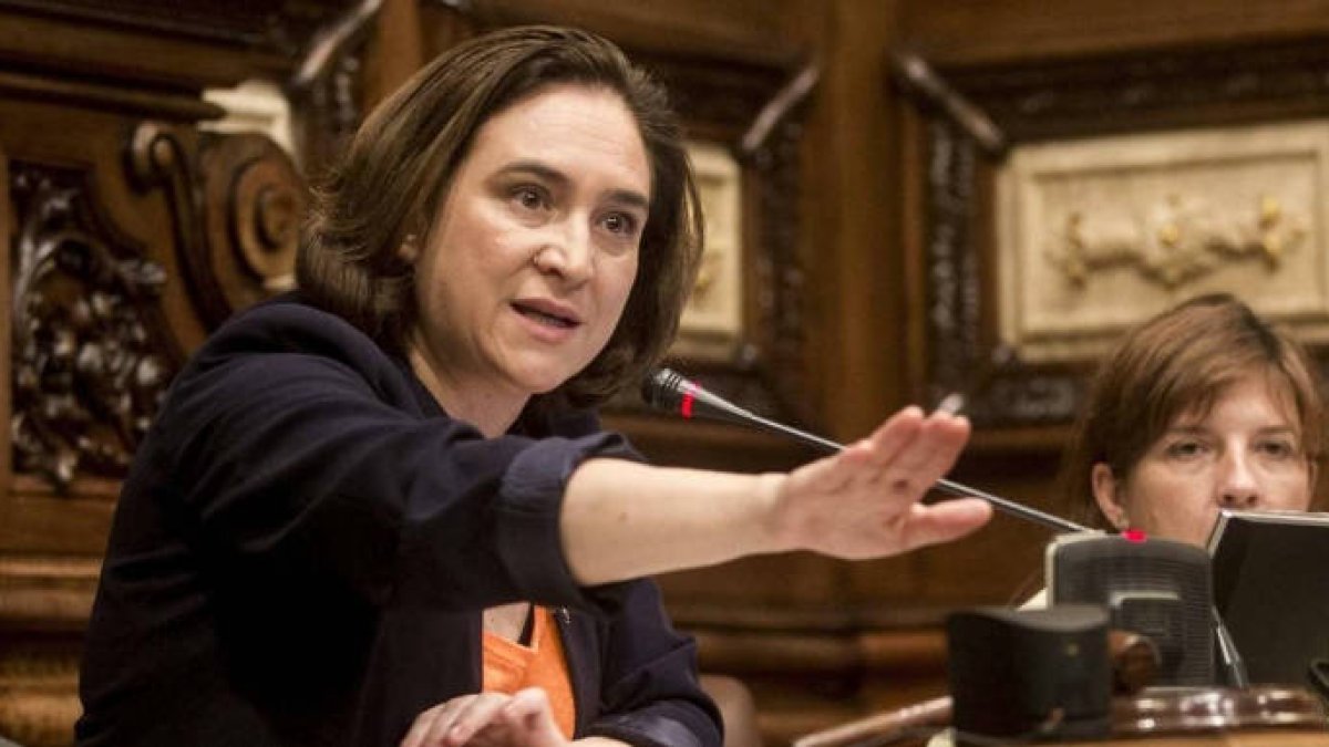 Colau, en un pleno del Ayuntamiento de Barcelona.