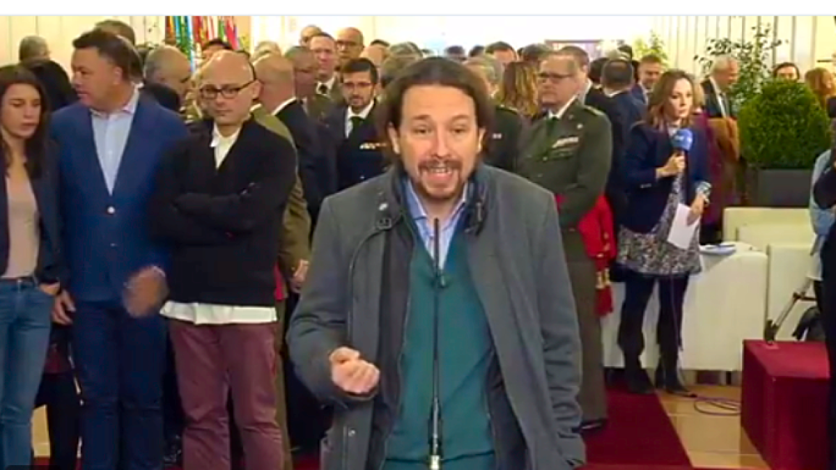 Pablo Iglesias, este 6 de diciembre, y detrás sus acompañantes en el Congreso.