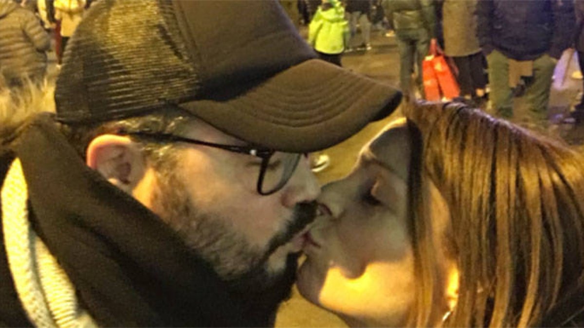 Rufián y su pareja en la Puerta del Sol en Nochevieja.