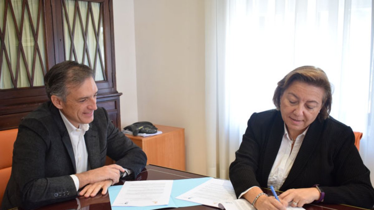 Tonia Salinas y el director general de Hidraqua, Francisco Bartual.