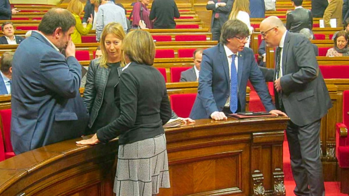 Junqueras, Forcadell (ambos de espaldas) y Puigdemont, en marzo de 2016