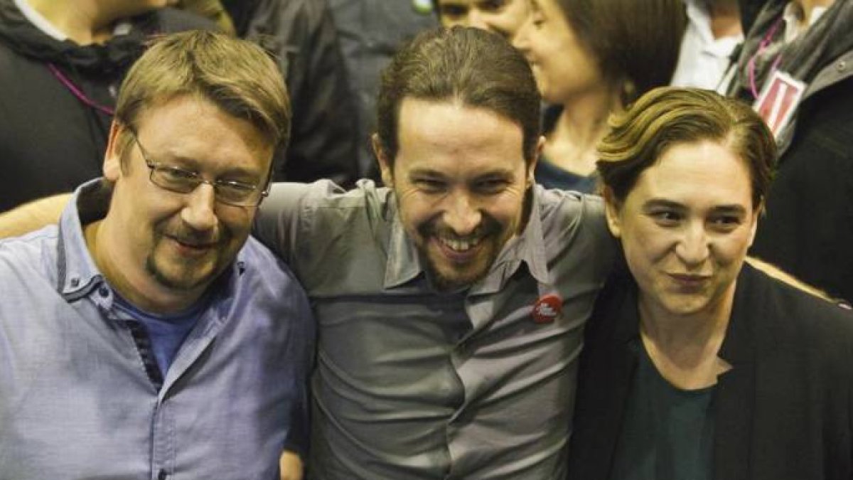 Pablo Iglesias, flanqueado por Xavier Domenech y Ada Colau.