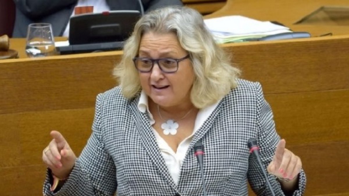 Un incendio que incendia la política. El PP estalla contra la consellera