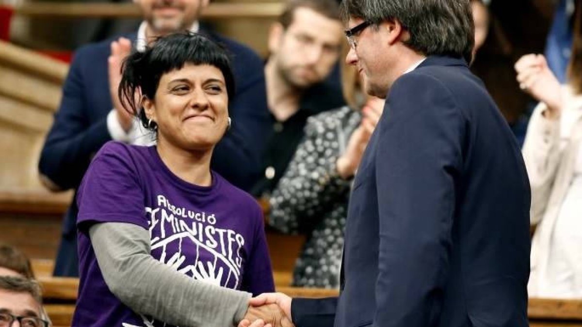 Anna Gabriel, junto a Carles Puigdemont en la pasada legislatura.