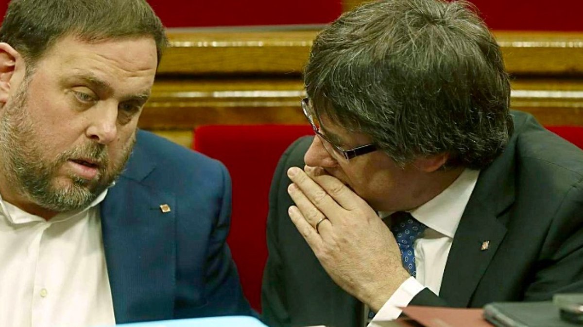 Oriol Junqueras y Carlos Puigdemont, en una imagen en el Parlament.