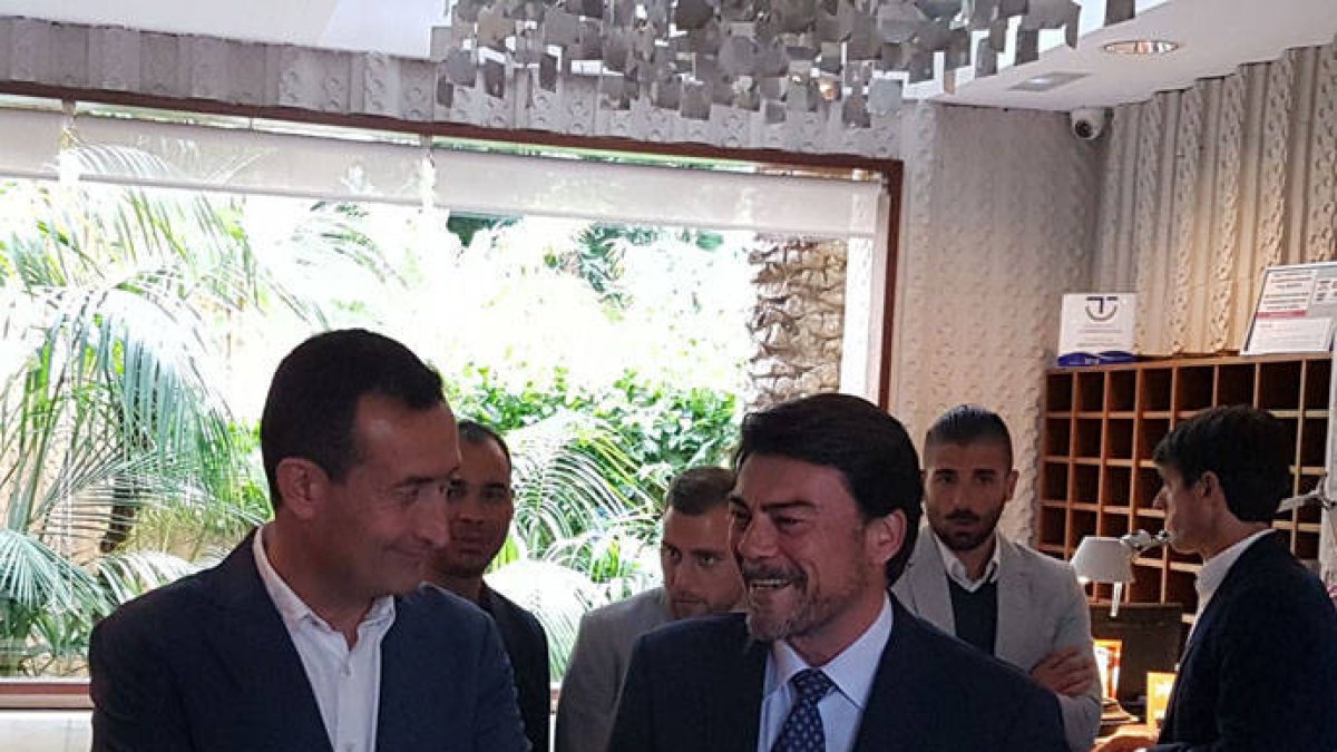 El alcalde de Elche Carlos González junto al de Alicante Luis Barcala.