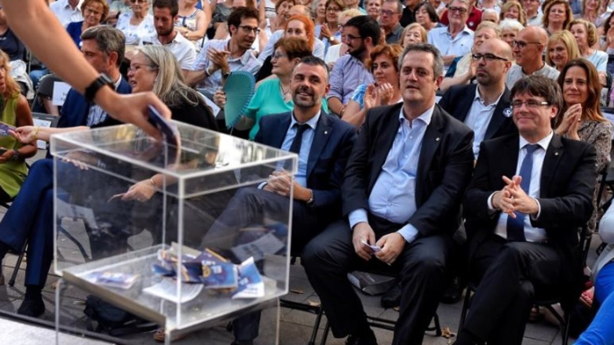 Puigdemont, en un acto independentista frente a una urna.