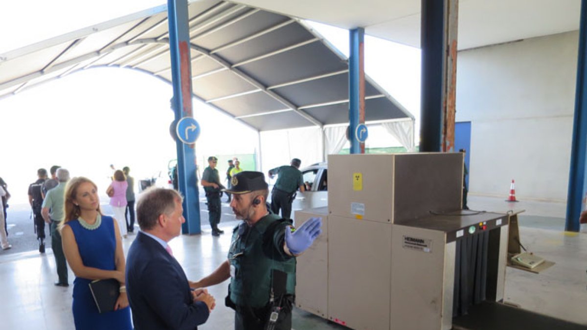 Moragues charla con un guardia civil en un puesto de control del Puerto de Alicante.