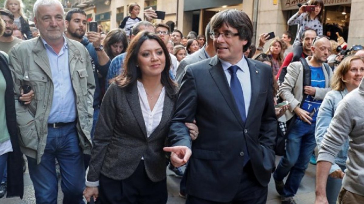 Puigdemont, con su esposa, en su última imagen en España, en Girona, antes de fugarse a Bruselas