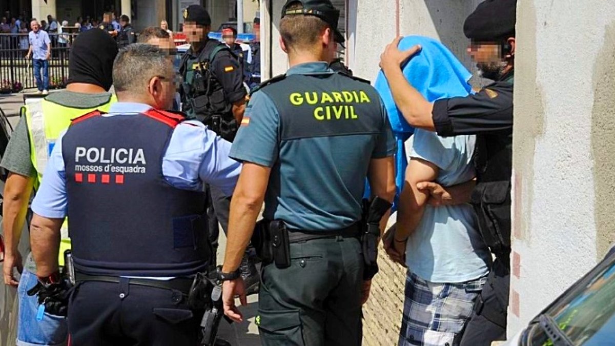 Mossos y guardias civiles, en una operación conjunta.