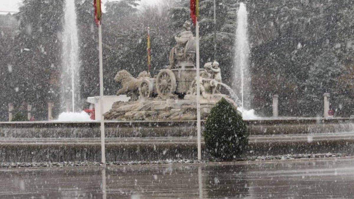 La estatua de la Cibeles, este lunes durante la nevada.