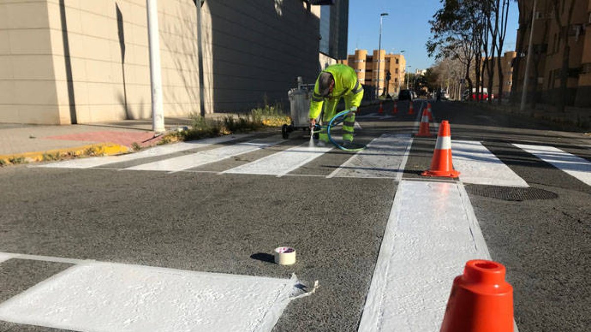 Elche mejora la señalización y la seguridad vial en varias pedanías y barrios de la ciudad.